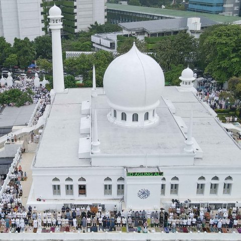 Sejumlah umat Islam melaksanakan sholat Idul Adha di Masjid Agung Al-Azhar, Jakarta, Minggu (16/06/2024). Masjid Agung Al-Azhar melaksanakan shalat Idul Adha satu hari lebih cepat dari tanggal yang ditentukan pemerintah karena pihaknya merujuk pada waktu wukuf di Arafah.