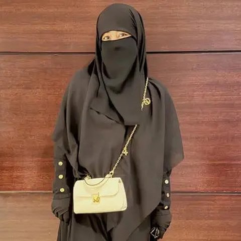 Umi Pipik membuka lembaran 2025 dengan mengenang Uje meninggal sebagai titik balik yang membuatnya makin kuat mengarungi beragam ujian hidup. (Foto: Dok. Instagram @_ummi_pipik_)