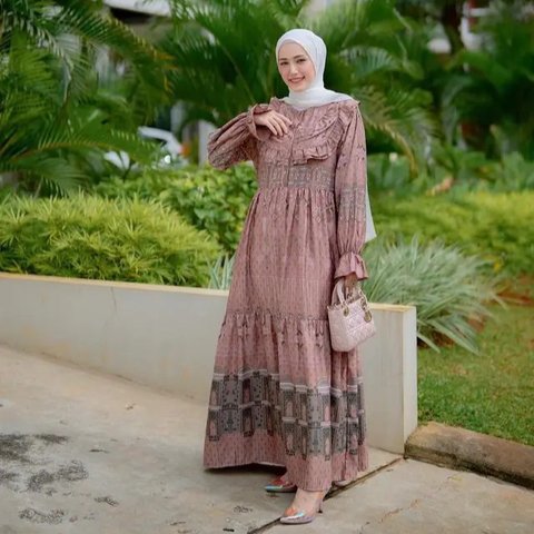Mulai dari Dinda Hauw hingga Citra Kirana, berikut OOTD blazer casual hijab yang bisa jadi inspirasi.@ayudiac.