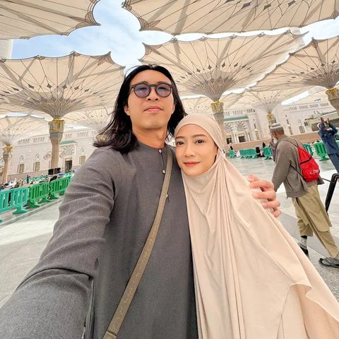 Potret dr. Tirta dan Sang Istri Nisa An Nashr Umroh (Sumber: x/annn_ashr)