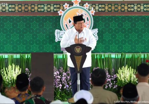 Presiden Prabowo Subianto memuji Khofifah Indar Parawansa atas kepemimpinannya yang berorientasi rakyat dan berbagai program inovatif yang telah dicanangkan, seperti Mustika Darling dan Mustika Mesem.