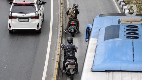 Pengendara sepeda motor menepi saat Bus Transjakarta melintas di jalur Bus Transjakarta di Jalan Kramat Raya, Kecamatan Senen, Jakarta, Kamis (21/7/2022). Razia digelar untuk menindak para pengendara yang tidak disiplin demi menghindari kemacetan serta mencegah terjadi kecelakaan di jalur Bus Transjakarta. (merdeka.com/Iqbal S. Nugroho)