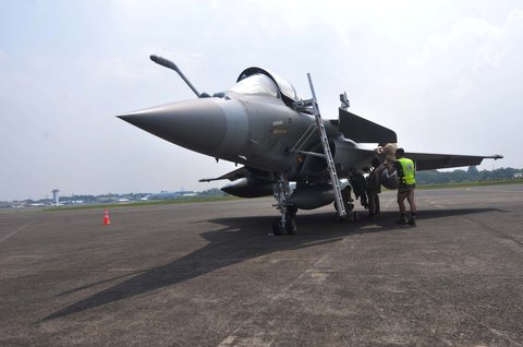 Pesawat milik Angkatan Udara dan Antariksa Prancis (AAE) Kembali menggelar misi Pegase 2024 di Apron Militer TNI AU Halim Perdanakusuma, Jakarta, Rabu (24/7/2024). Sebanyak 3 pesawat milik perancis yakni, Jet tempur Rafale, pesawat tangker A330 (multi role tanker transport) MRTT Phenix dan  pesawat angkut Airbus A400M Atlas. Dalam misi Pegase 2024, TNI AU dan AU Perancis akan bertukar pengetahuan dan pengalaman yang mencakup kegiatan Subject Matter Matter Expert Exchange (SMEE), Air to Air Refueling. merdeka.com/imam buhori