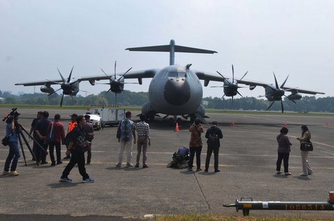 Pesawat milik Angkatan Udara dan Antariksa Prancis (AAE) Kembali menggelar misi Pegase 2024 di Apron Militer TNI AU Halim Perdanakusuma, Jakarta, Rabu (24/7/2024). Sebanyak 3 pesawat milik perancis yakni, Jet tempur Rafale, pesawat tangker A330 (multi role tanker transport) MRTT Phenix dan  pesawat angkut Airbus A400M Atlas. Dalam misi Pegase 2024, TNI AU dan AU Perancis akan bertukar pengetahuan dan pengalaman yang mencakup kegiatan Subject Matter Matter Expert Exchange (SMEE), Air to Air Refueling. merdeka.com/imam buhori