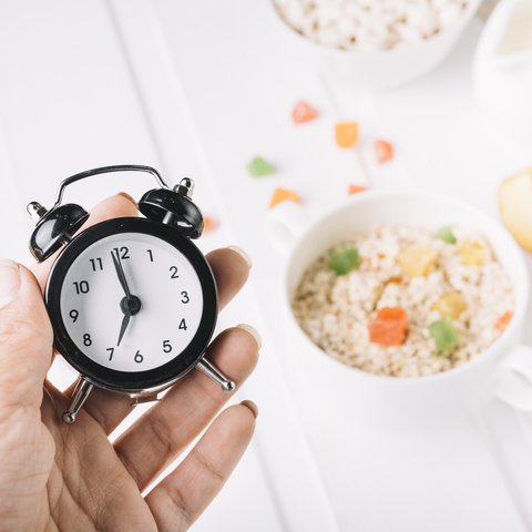 Intermittent fasting yaitu metode pengaturan pola makan dengan cara berpuasa dalam jangka waktu tertentu (dok freepik.com)