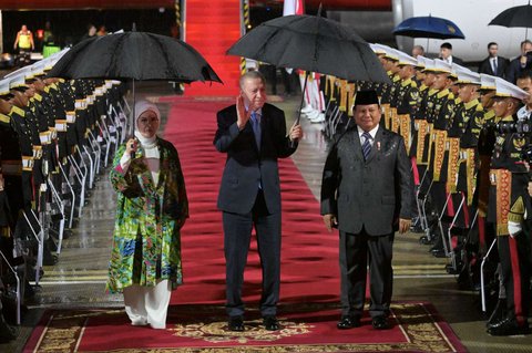 FOTO: Momen Akrab Prabowo Sambut Kedatangan Presiden Turki Erdogan, Satu Payung di Bawah Guyuran Hujan