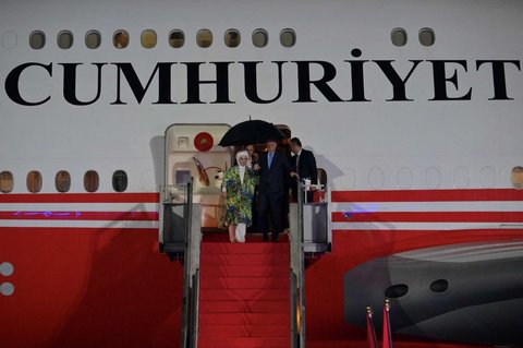 FOTO: Momen Akrab Prabowo Sambut Kedatangan Presiden Turki Erdogan, Satu Payung di Bawah Guyuran Hujan
