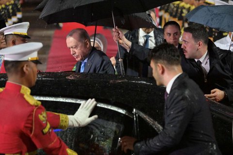 FOTO: Momen Akrab Prabowo Sambut Kedatangan Presiden Turki Erdogan, Satu Payung di Bawah Guyuran Hujan