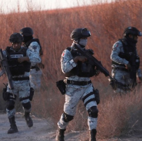 Jajaran truk-truk Garda Nasional dan Angkatan Darat Meksiko bergerak di sepanjang perbatasan yang memisahkan Ciudad Ju&aacute;rez dan El Paso, Texas, Rabu(5/2).Mereka termasuk di antara 10 ribu tentara yang dikirim Meksiko ke perbatasan utaranya setelah ancaman tarif yang dikemukakan Presiden Donald Trump.