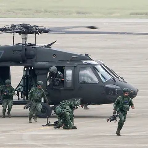 Tentara pasukan khusus keluar dari helikopter Black Hawk pada latihan tahunan Han Kuang di sebuah pangkalan udara, Taichung, Kamis (7/6). Latihan militer tahunan terbesar ini digelar di tenga