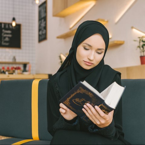 Malam Nisfu Syaban 1446 H, diperkirakan jatuh pada 13 Februari 2025, diyakini sebagai malam penuh ampunan dan rahmat, umat Muslim dianjurkan memperbanyak ibadah dan doa.
