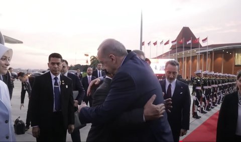 Manisnya Erdogan Peluk Hangat Prabowo di Atas Karpet Merah di Bandara, Tanda Perpisahan Pulang ke Turki