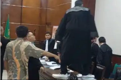 Firdaus Oibowo Naik Meja