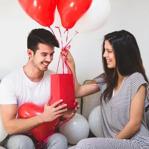 Ilustrasi ulang tahun, suami, kado, Valentine. (Image by Freepik)