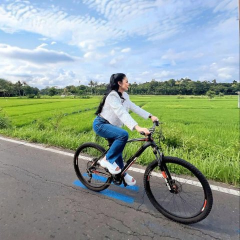 Potret Kris Dayanti Gowes di Plataran Heritage Borobudur, Pamer Look Simpel Tapi Elegan