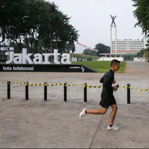 Warga berolahraga di kawasan Lapangan Banteng, Jakarta, Kamis (19/8/2021). Pemerintah Provinsi DKI Jakarta mengizinkan warga berolahraga di ruang terbuka selama perpanjangan PPKM Level 4 hing