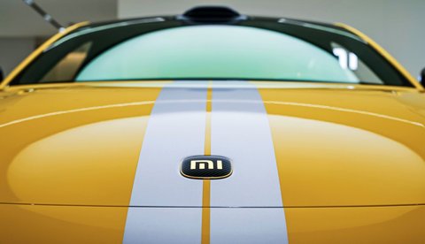 Logo pada Xiaomi SU7 Ultra tampak mewah dengan sentuhan emas.