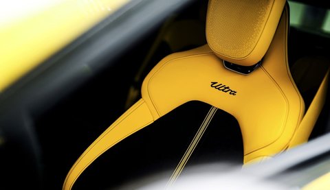 Desain kursi kemudi Xiaomi SU7 Ultra terlihat sporty.