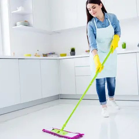 Ilustrasi membersihkan lantai keramik rumah. (c)deagreez1/Depositphotos.com