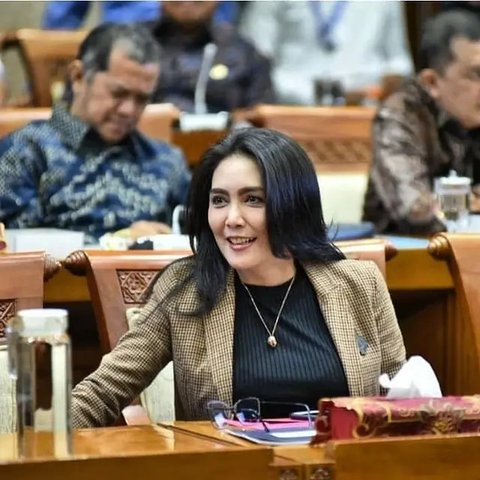 Rieke Diah Pitaloka jenguk Mat Solar. Ia syok mendapati ganti rugi tanah Mat Solar yang dipakai negara untuk Tol Cinere-Serpong hingga kini belum lunas. (Foto: Dok. Instagram @riekediahp)