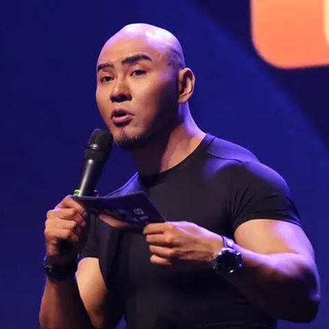 Presenter Deddy Corbuzier saat jadi pembicara di  XYZ DAY 2018  di The Hall Senayan City, Jakarta, Rabu (25/4). XYZ Day merupakan ajang perkenalan KapanLagi Youniverse. (Liputan6.com/Herman Z