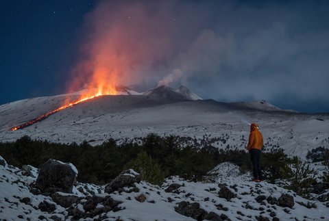 Lava mengalir dari retakan gunung berapi Etna di Sisilia, Italia (10/02/2025).