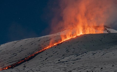 Lava mengalir dari retakan gunung berapi Etna di Sisilia, Italia (10/02/2025).