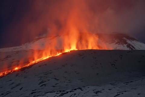 Lava mengalir dari retakan gunung berapi Etna di Sisilia, Italia (10/02/2025).