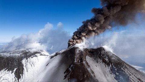Gunung Etna yang erupsi di Sisilia, italia, 1(12/02/2025).