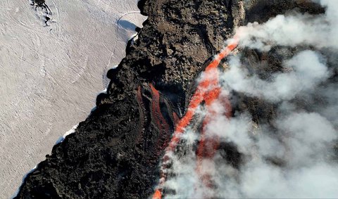 Lava yang keluar saat  Gunung Etna erupsi di Sisilia, italia, 1(12/02/2025).