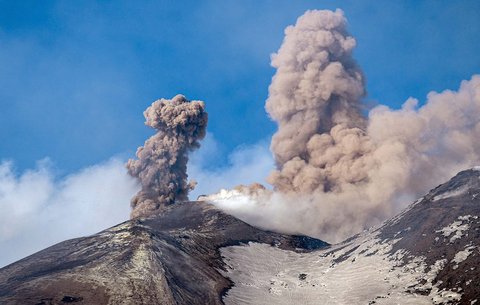 Gunung Etna yang erupsi di Sisilia, italia, 1(12/02/2025).