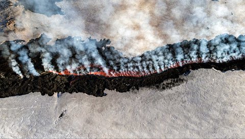 Lava yang keluar saat  Gunung Etna erupsi di Sisilia, italia, 1(12/02/2025).