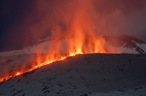 Lava mengalir dari retakan gunung berapi Etna di Sisilia, Italia (10/02/2025).