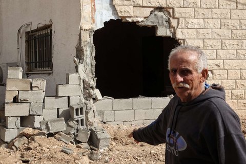Seorang warga Palestina menunjukkan bangunan dirusak oleh pasukan Israel selama operasi militer besar-besaran di Kota Jenin, wilayah Tepi Barat yang diduduki Israel, pada 13 Februari 2025.
