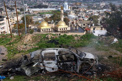 Sebuah mobil hangus terbakar setelah pasukan Israel melancarkan operasi militer besar-besaran di Kota Jenin, wilayah Tepi Barat yang diduduki Israel, pada 13 Februari 2025.