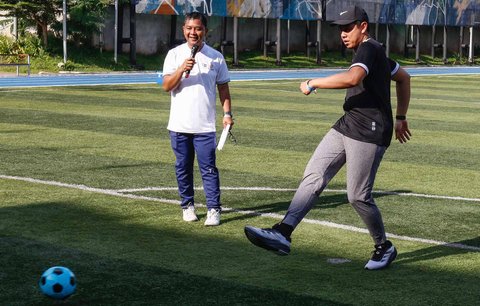 Ketua Forum Humas BUMN Hendy Bernadi menendang bola saat membuka Olahraga Bareng, Forum Pemred dan FH BUMN di Brilian Fatmawati, Jakarta Selatan, Sabtu (15/02/2025).