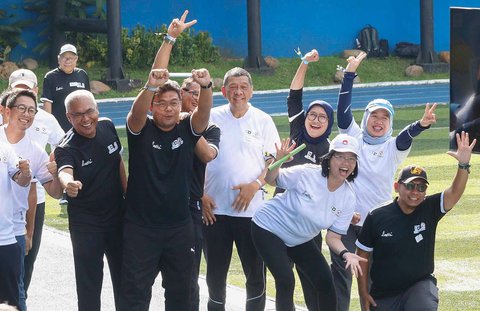 Anggota  Forum Pemred  dan Forum Humas BUMN saat kegiatan Olahraga Bareng di Brilian Fatmawati, Jakarta Selatan, Sabtu (15/2/2025).
