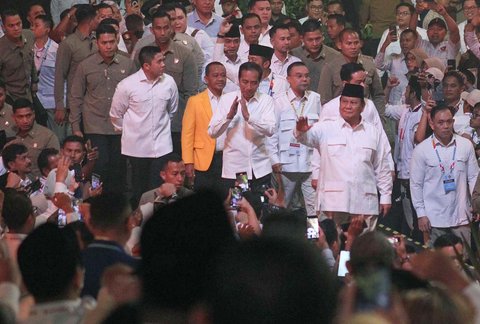Presiden yang juga Ketua Umum Partai Gerindra Prabowo Subianto (kiri) bersama Presiden Ke-7 Joko Widodo saat perayaan HUT Ke-17 Partai Gerindra di Sentul International Convention Center, Bogor, Jawa Barat, Sabtu (15/2/2025).