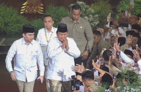 Presiden yang juga Ketua Umum Partai Gerindra Prabowo Subianto memberikan salam saat perayaan HUT Ke-17 Partai Gerindra di Sentul International Convention Center, Bogor, Jawa Barat, Sabtu (15/2/2025).