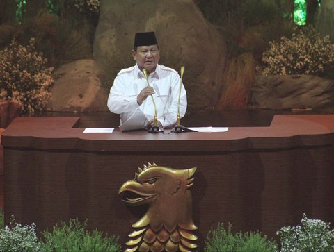 Presiden yang juga Ketua Umum Partai Gerindra Prabowo Subianto menyampaikan pidato saat perayaan HUT Ke-17 Partai Gerindra di Sentul International Convention Center, Bogor, Jawa Barat, Sabtu (15/2/2025).