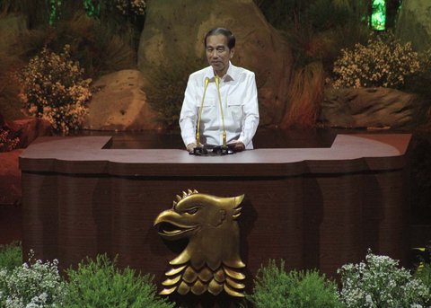 Presiden Ke-7 Joko Widodo memberikan pidato saat perayaan HUT Ke-17 Partai Gerindra di Sentul International Convention Center, Bogor, Jawa Barat, Sabtu (15/2/2025)