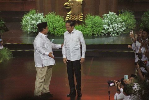 Presiden yang juga Ketua Umum Partai Gerindra Prabowo Subianto (kiri) bersama Presiden Ke-7 Joko Widodo saat perayaan HUT Ke-17 Partai Gerindra di Sentul International Convention Center, Bogor, Jawa Barat, Sabtu (15/2/2025).