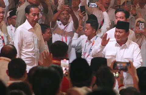 Presiden yang juga Ketua Umum Partai Gerindra Prabowo Subianto (kiri) bersama Presiden Ke-7 Joko Widodo saat perayaan HUT Ke-17 Partai Gerindra di Sentul International Convention Center, Bogor, Jawa Barat, Sabtu (15/2/2025).