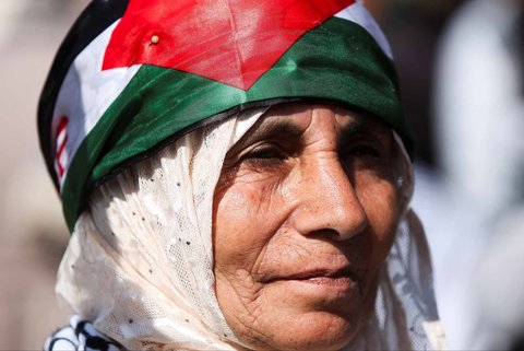 Seorang wanita Palestina menunggu kedatangan tahanan Palestina yang dibebaskan Israel, di Khan Younis,  Jalur Gaza Selatan, Palestina, (15/02/2025).
