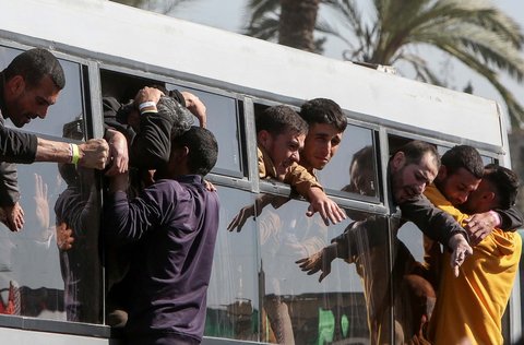 Tahanan Palestina dipeluk kerabatnya dari balik jendela bus di Khan Younis, Jalur Gaza Selatan, Palestina, (15/02/2025).