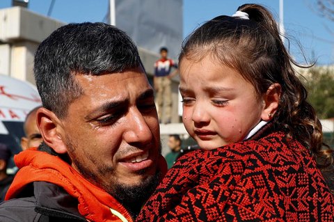 Tahanan Palestina terharu memeluk anaknya  di Khan Younis, Jalur Gaza Selatan, Palestina, (15/02/2025).