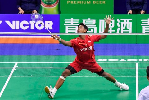 Pemain tunggal putra Indonesia Alwi Farhan saat mengalahkan  tunggal putra  China Tiongkok Hu Zhean dalam pertandingan tunggal putra di Kejuaraan Bulu Tangkis Beregu Campuran Asia di China, Minggu (16/02/2025)