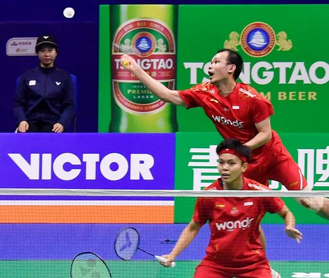 Ganda campuran Indonesia, Siti Fadia Silva Ramadhanti-Rinov Rivaldy saat mengalahkan ganda campuran  China Gao Jiaxuan-Wu Mengying pada Kejuaraan Bulu Tangkis Beregu Campuran Asia di China, Minggu (16/02/2025).