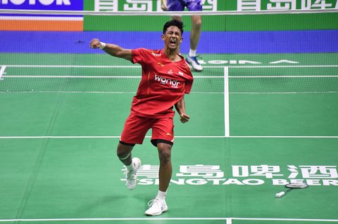 Pemain tunggal putra Indonesia Alwi Farhan usai mengalahkan  tunggal putra  China Tiongkok Hu Zhean dalam pertandingan tunggal putra di Kejuaraan Bulu Tangkis Beregu Campuran Asia di China, Minggu (16/02/2025)
