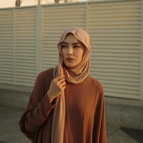 Potret Mahalini Pakai Hijab Meleyot. (Sumber: Instagram/tangannyalini/mahaliniraharja)